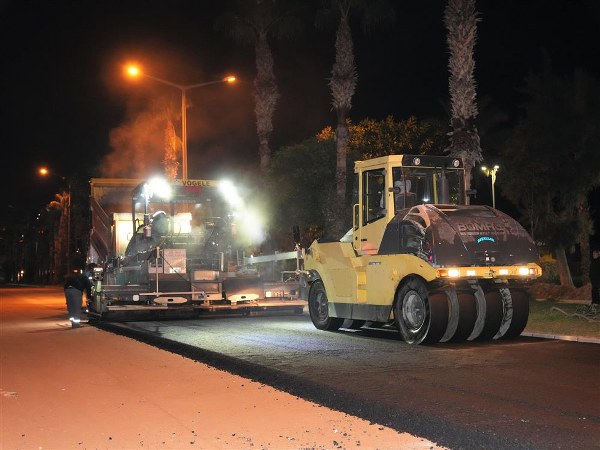ATATÜRK CADDESİ’NDE ÇALIŞMALAR GECE GÜNDÜZ SÜRÜYOR